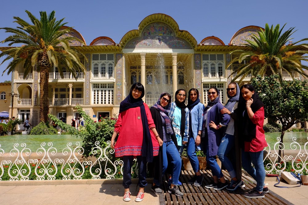 Razglednica iz Irana - ispred palače Eram u istoimenom perzijskom vrtu